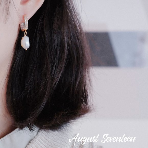 Gold Baroque Pearl Hoop Earring - Picture 4 of 7